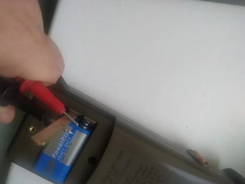 Как с помощью мультиметра проверить батарейку