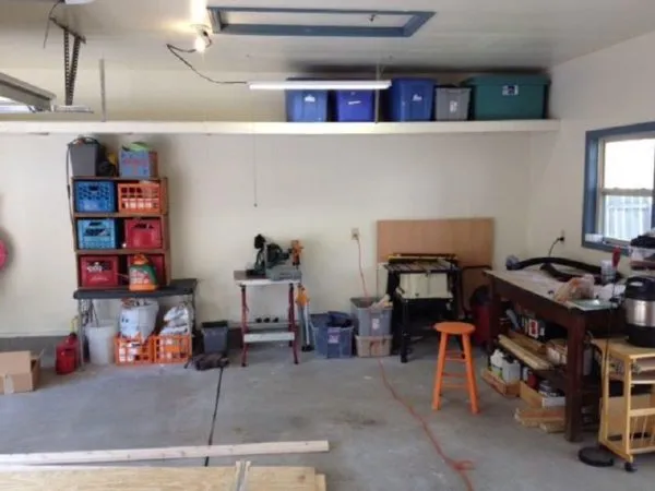 В гараже хранятся различные инструменты и запчасти