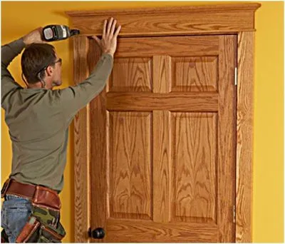 Дверь с деревянными откосами