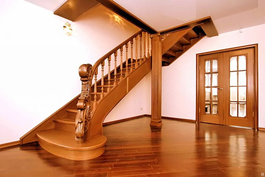 Красивая лестница на второй этаж для частного дома