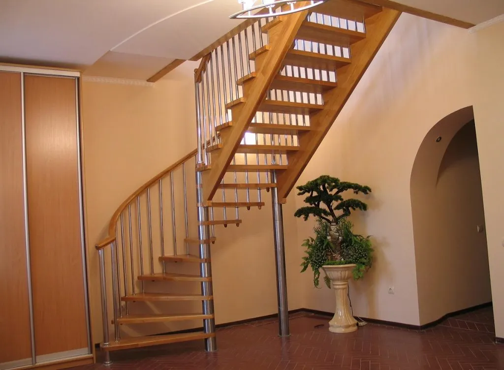 Комбинированная лестница на второй этаж