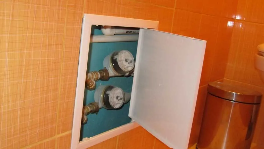 Стена из гипсокартона, надежно скрывающая трубы и счетчики в ванной комнате