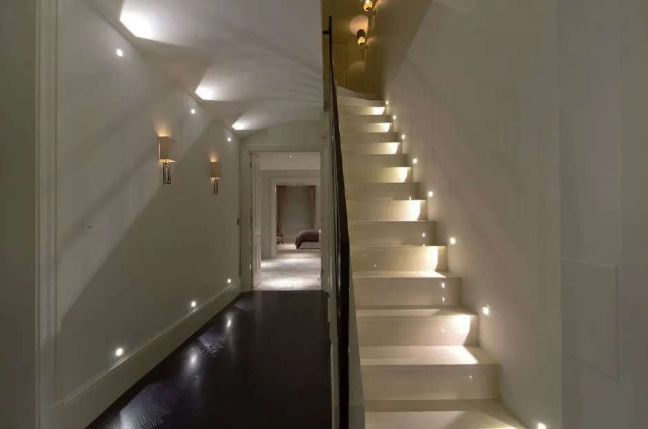 Лестница в стиле современная классика