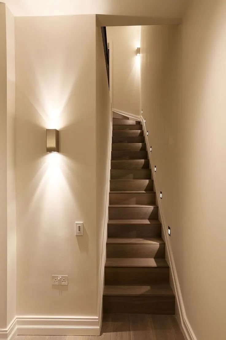 Светильники на лестнице в частном доме