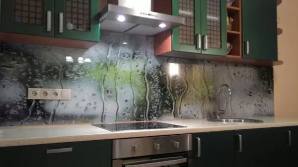 Чаще всего стеклянную обработку можно встретить на кухне – ею облицовывают фартук. Выглядит это, смею сказать, очень эффектно.