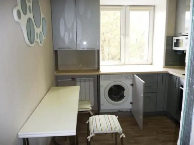 Встроенная стиральная машина на кухне