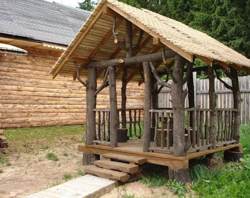 Постройка на деревянных пнях Постройка на деревянных пнях