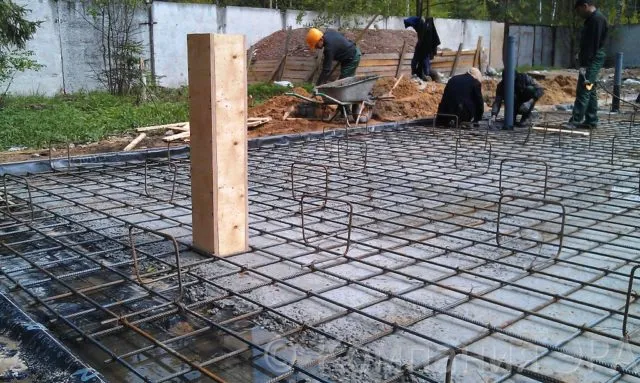 Для создания нижнего защитного слоя используются исключительно бетонные или полимерные прокладки