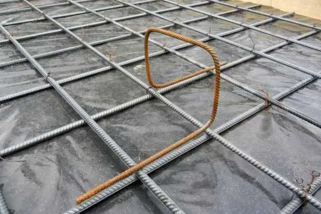 Вязка арматуры для плитного фундамента может осуществляться отожженной стальной проволокой Ø0,8-1,2 мм, пластиковыми хомутами с самозащелкивающимся замком
