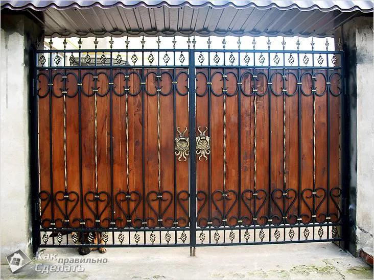 Кованые ворота распашные с деревянной обшивкой