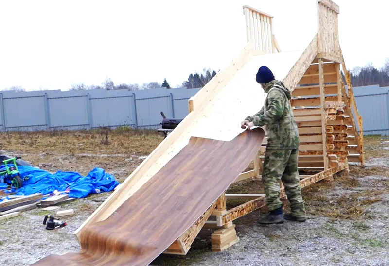 Линолеум на спуске сделает горку всесезонной