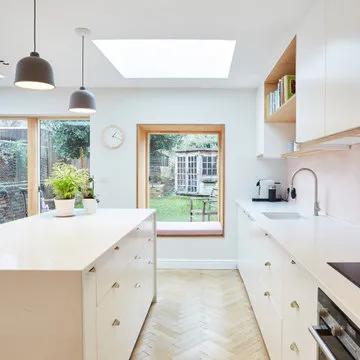 kitchen / window seat / breakfast bar