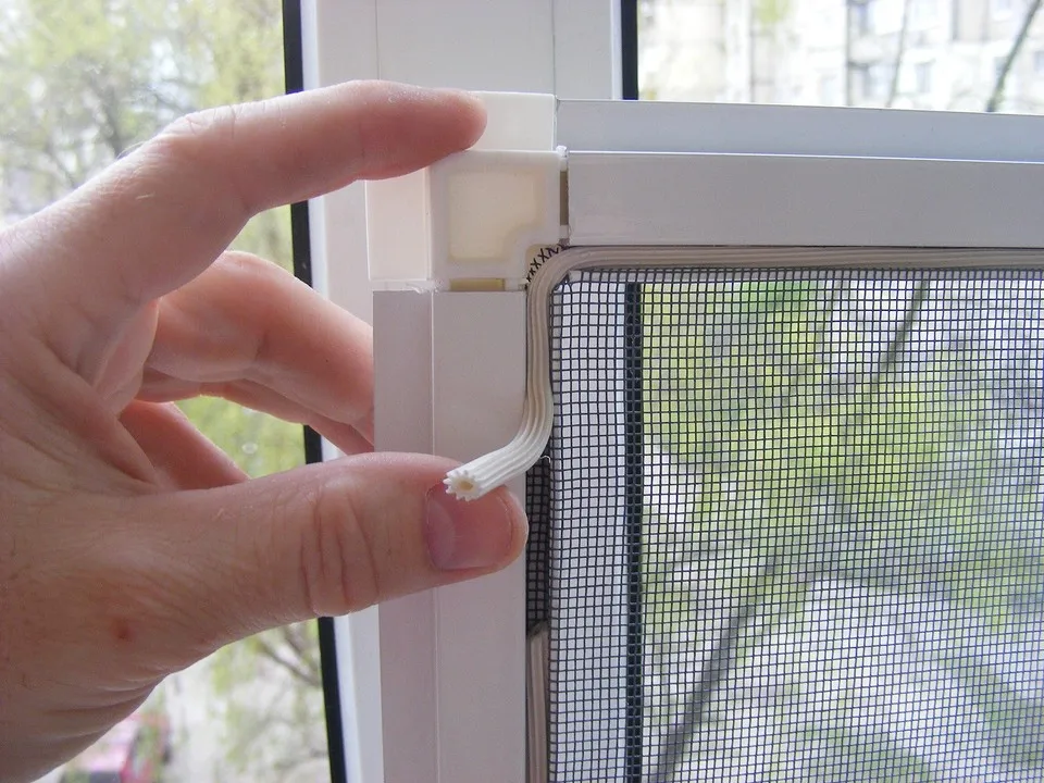 Москитная сетка на окна — разновидности, способы установки, полезные советы