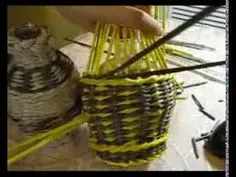 tejido por capas Craft Tutorials, Diy Projects, Magazine Crafts, Round Basket, Book And Magazine