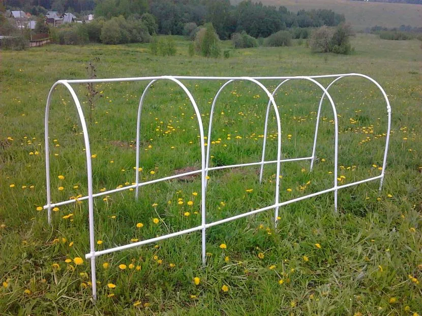 Узкий парник из ПВХ-труб Узкий парник из ПВХ-труб