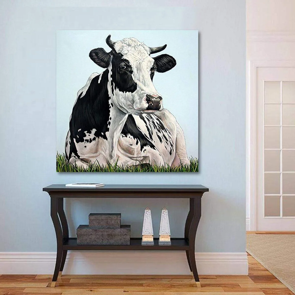Картина коровы в прихожей