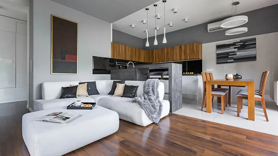 В просторных по площади кухнях диван может использоваться в качестве полноценного места для отдыха. Фото: shutterstock