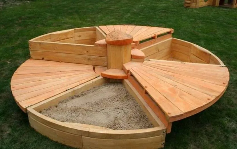 деревянная песочница с крышей