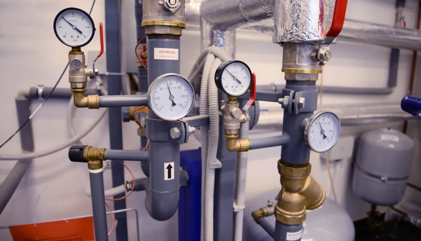 Давление воды в водопроводе в квартире и частном доме: норматив, способы измерения и стабилизации