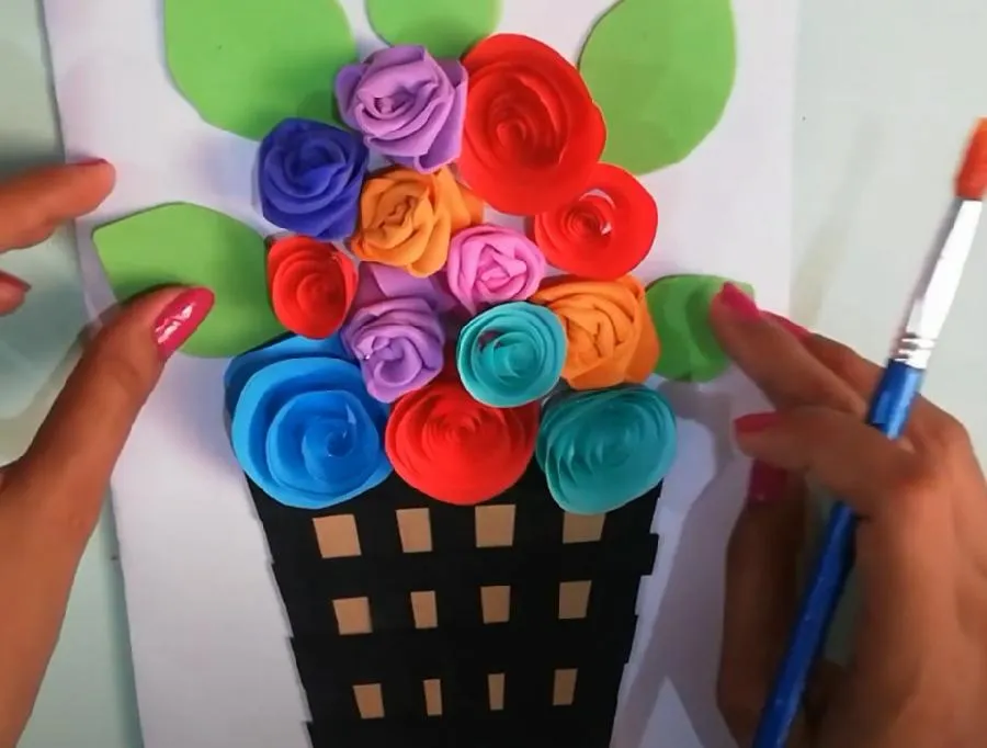 Корзинка из цветной бумаги с цветами