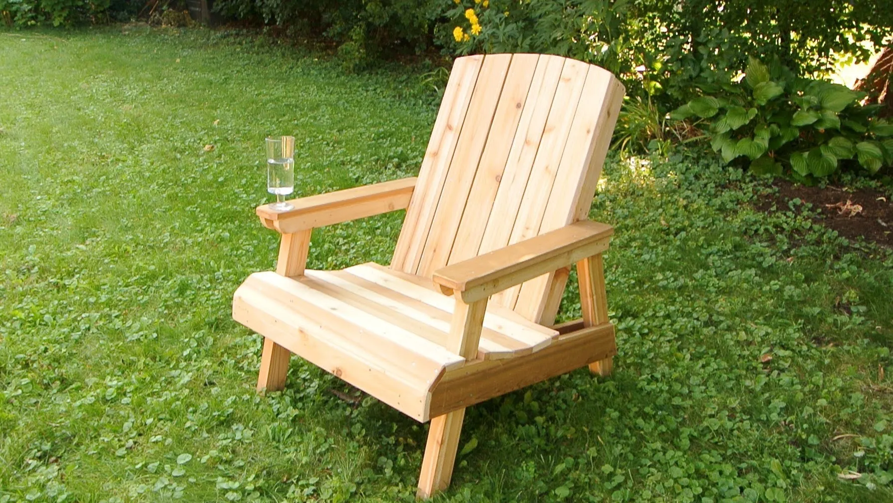 деревянное кресло для сада