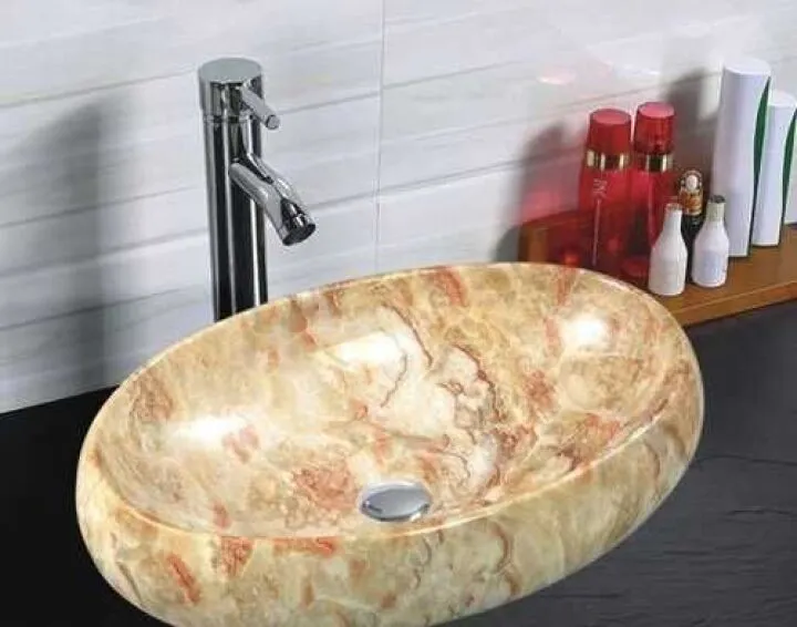 Небольшая раковина из камня может стать украшением и изюминкой интерьера ванной