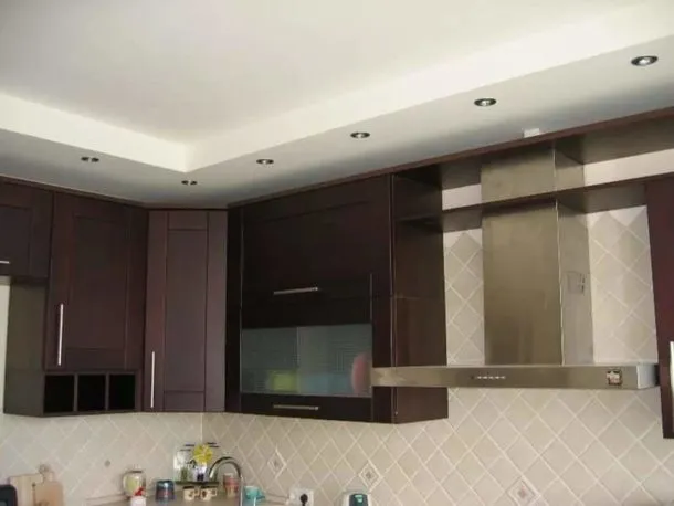 Классическая схема расположения потолочных точечных светильников на кухне