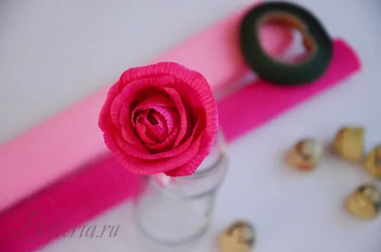 роза с конфетой из гофробумаги