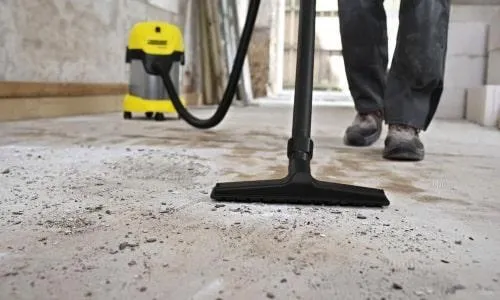 Из-за механических нагрузок от бетонного пола отделяются частицы, которые в дальнейшем образуются в бетонную пыль