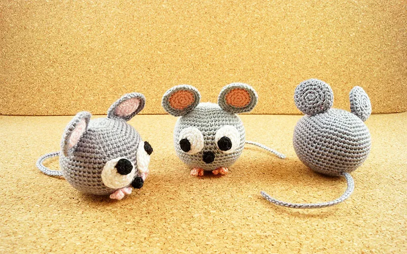 Используйте миниатюрных вязаных мышек для украшения праздничного стола