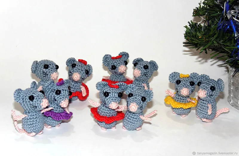 Техника вязания мышек настолько простая, что вы сможете сделать множество маленьких игрушек и подарить их гостям