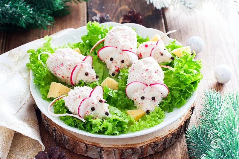 Необычная идея для закуски – мышки из крабовых палочек, яиц и сыра Необычная идея для закуски – мышки из крабовых палочек, яиц и сыра