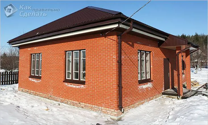 Кирпичный дачный дом