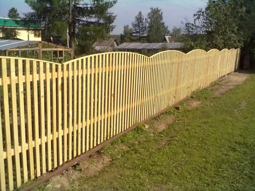 Дешевый забор из деревянного штакета