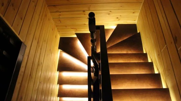 Лестница с подсветкой в дачном доме