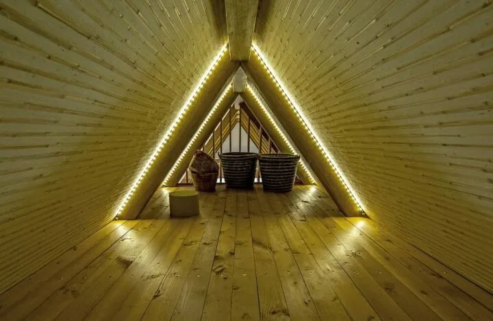 Светодиодная подсветка в мансарде дачного дома