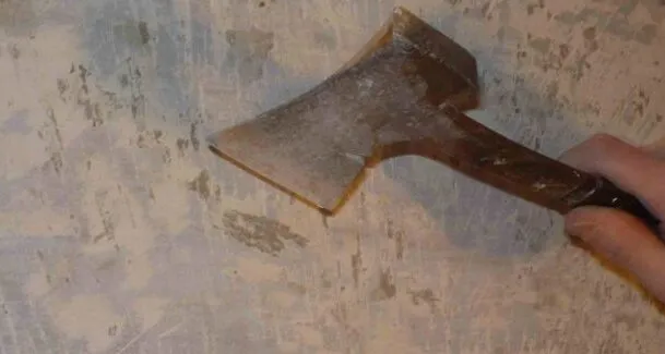 Снятие старой краски с помощью топора