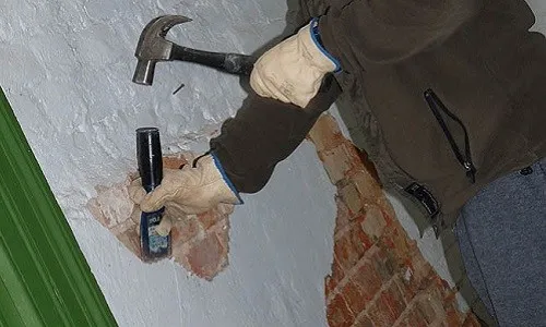 Снятие старой краски при помощи стаместки и молотка