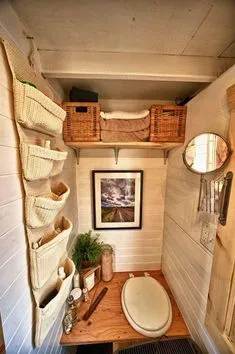 Красивый дачный туалет Tiny House Bathroom, Small Bathroom, Bathroom Storage, Bathroom Ideas, Outhouse Toilet Ideas, Outside Toilet Ideas, Outdoor Toilet Ideas, Rustic Bathrooms