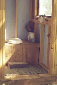 Как Построить Деревянный Туалет для Дачи — Выгребные и Выдвижные Варианты | Мои Идеи Для Дачи и Сада Tiny Living, Outdoor Living