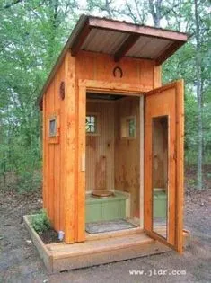 Как Построить Деревянный Туалет для Дачи — Выгребные и Выдвижные Варианты | Мои Идеи Для Дачи и Сада Tiny House Cabin, Cabin Life, Small Log Cabin, Tiny Cabins, Pallet Outhouse, Off Grid Living