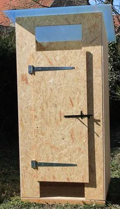 cabane toilettes seches 1er prix - Toilettes sèches : vente de kit toilette sèche, cabane et wc de camping Outdoor Baths, Outdoor Bathrooms, Palet Exterior, Outhouse Bathroom, Out Houses, Garden Shower, Composting Toilet, Backyard Sheds