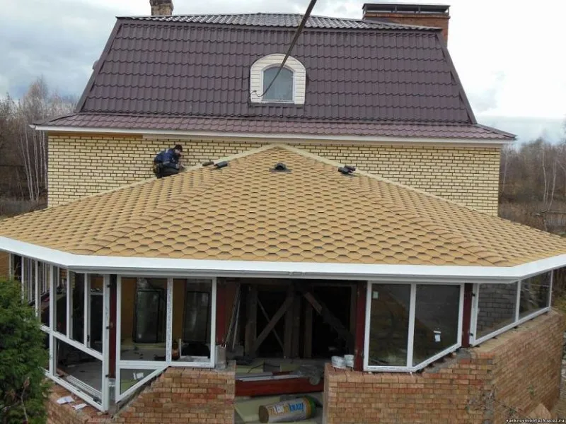 пристройка к дому с ломаной крышей