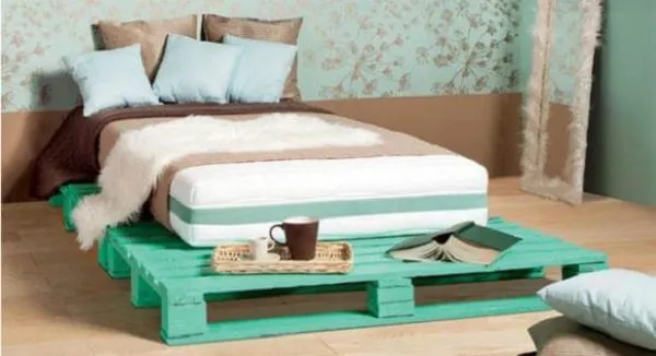 простая кровать из деревянных поддонов