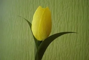 Желтый тюльпан из бумаги фото