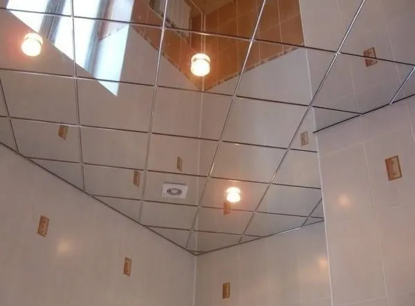 Ванная комната. Потолок отделан зеркальной плиткой.