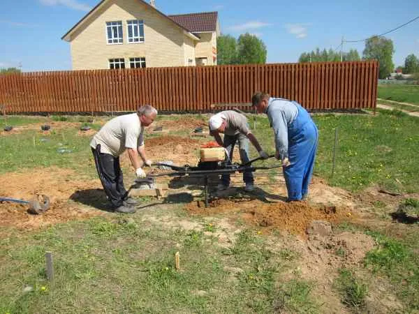 Бурение ям под сваи 