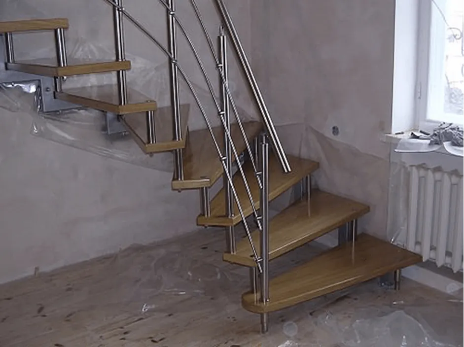 Металлические поворотные лестницы с забежными ступенями