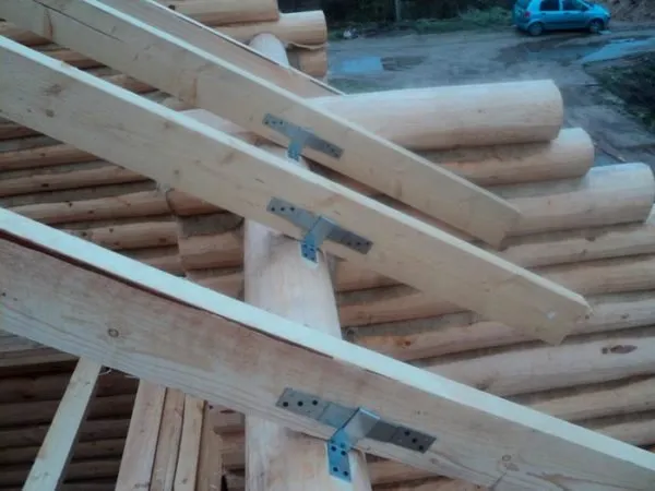 Скользящее соединение стропил используется только на крышах деревянных домов.