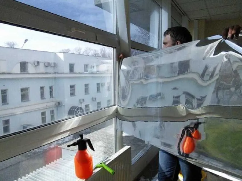 Уровень влажности при монтаже фольги не должен превышать 80% и быть ниже 20%. solnczezashhitnaya-plenka-na-okna-foto-video-dostoinstva-i-nedostatki-20